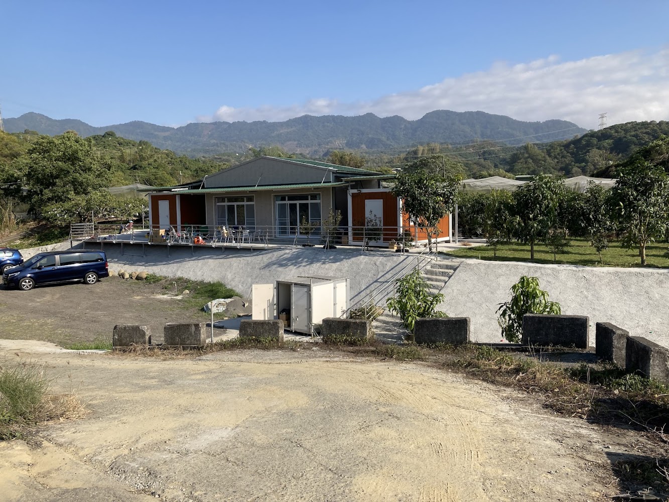 楠西微光露營區建築與山景平台