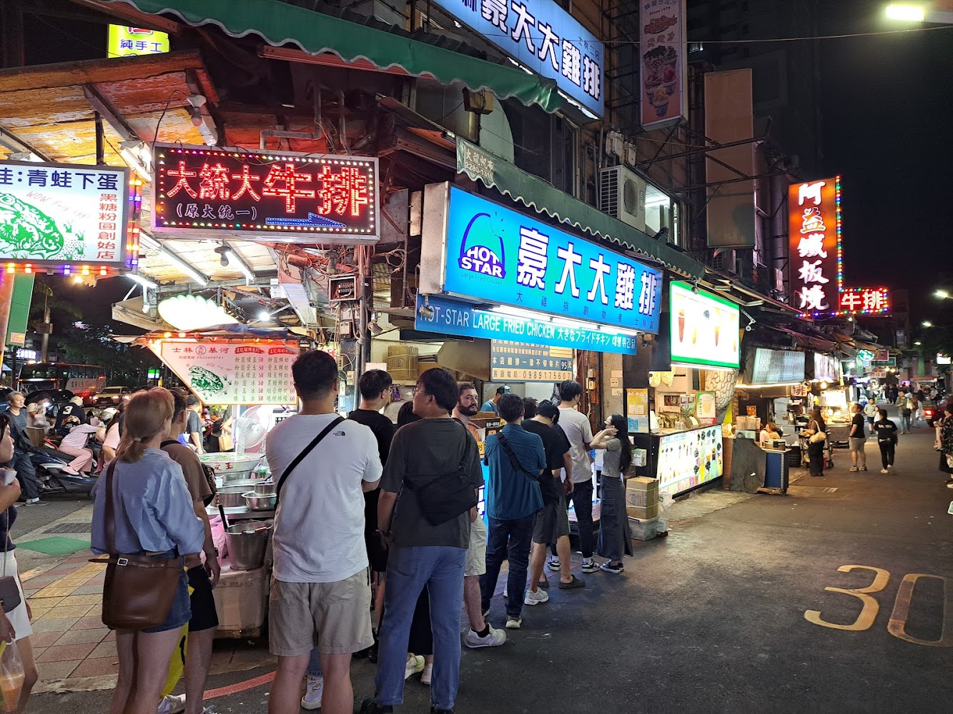 士林夜市熱門炸雞排與排隊人潮