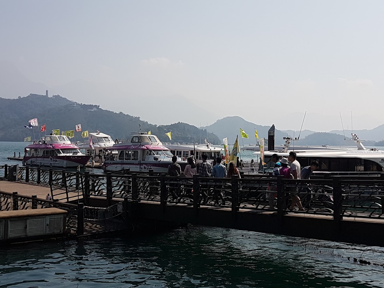 水社碼頭遊客候船與湖景畫面