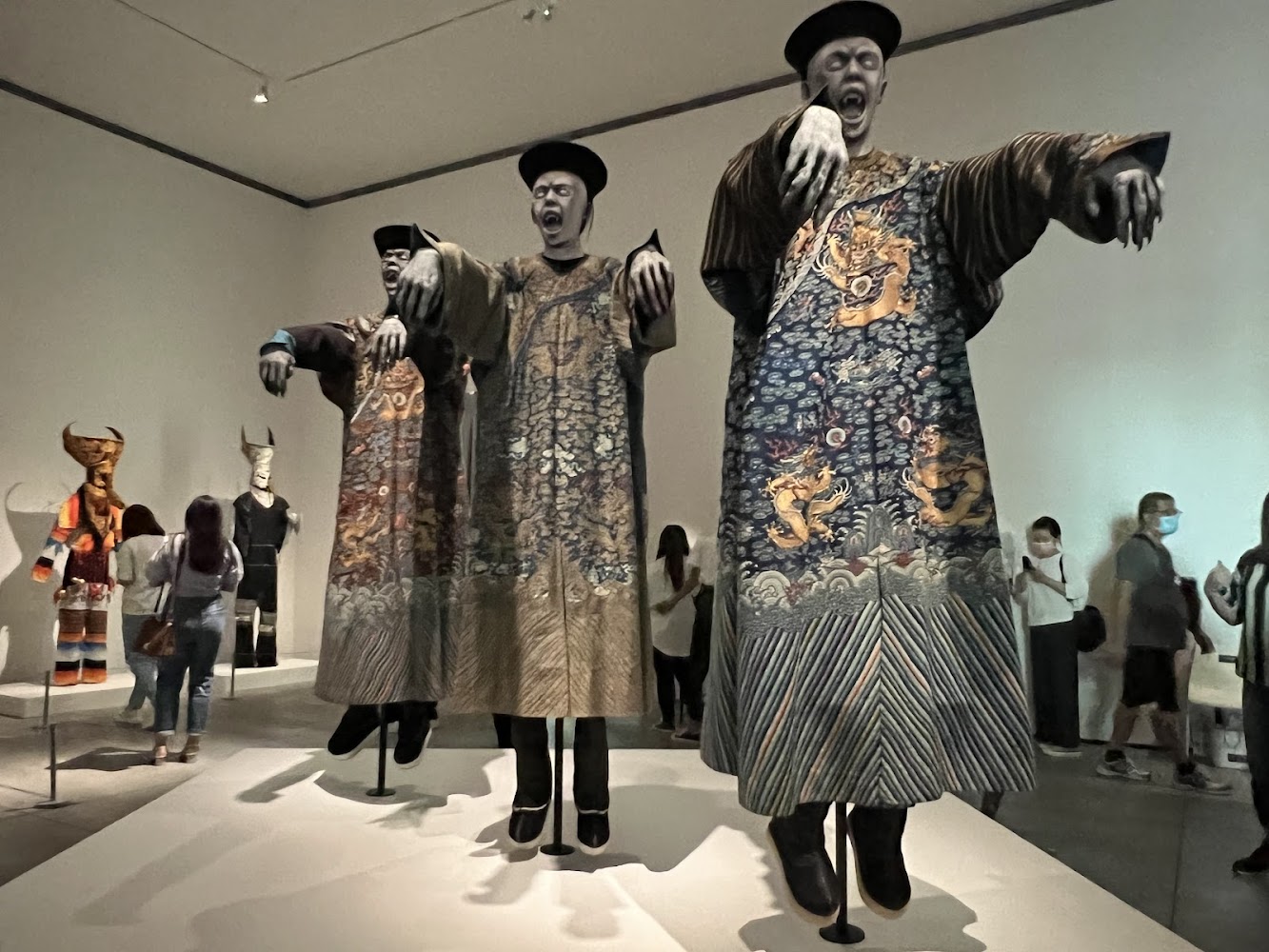 臺南市美術館展覽中的傳統服飾人形雕像