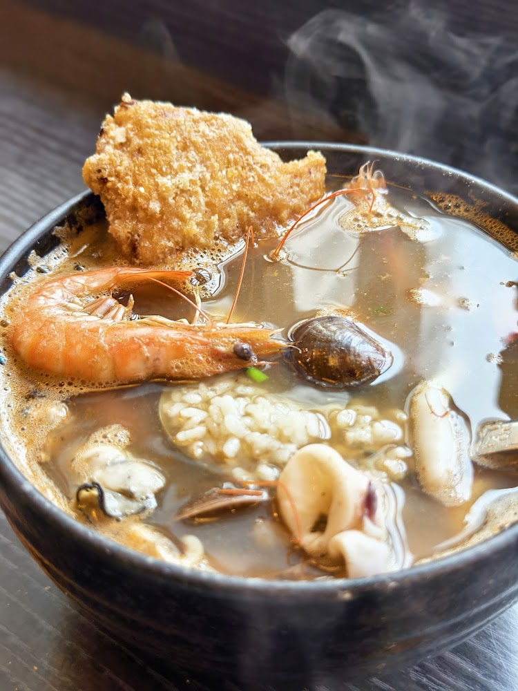 海鮮湯裡有蝦貝花枝與炸魚塊
