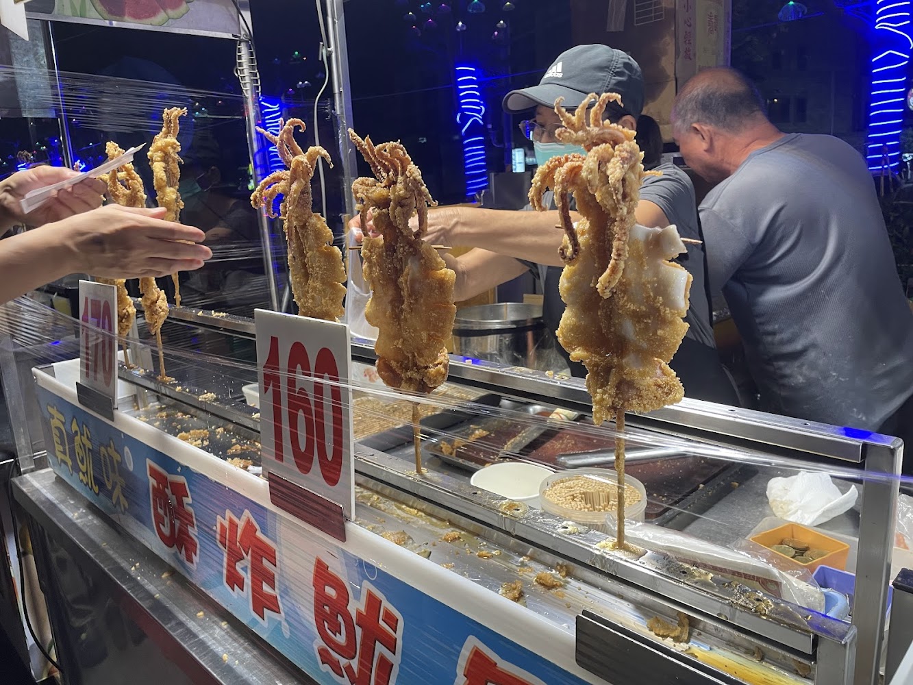 台南花園夜市酥炸魷魚攤位,金黃炸魷魚與價格牌清楚可見。