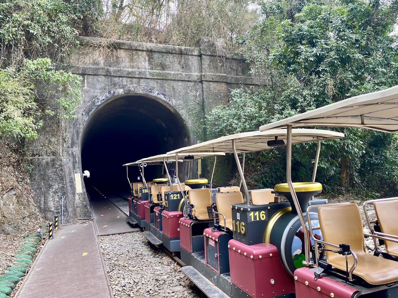 小火車停在隧道口旁