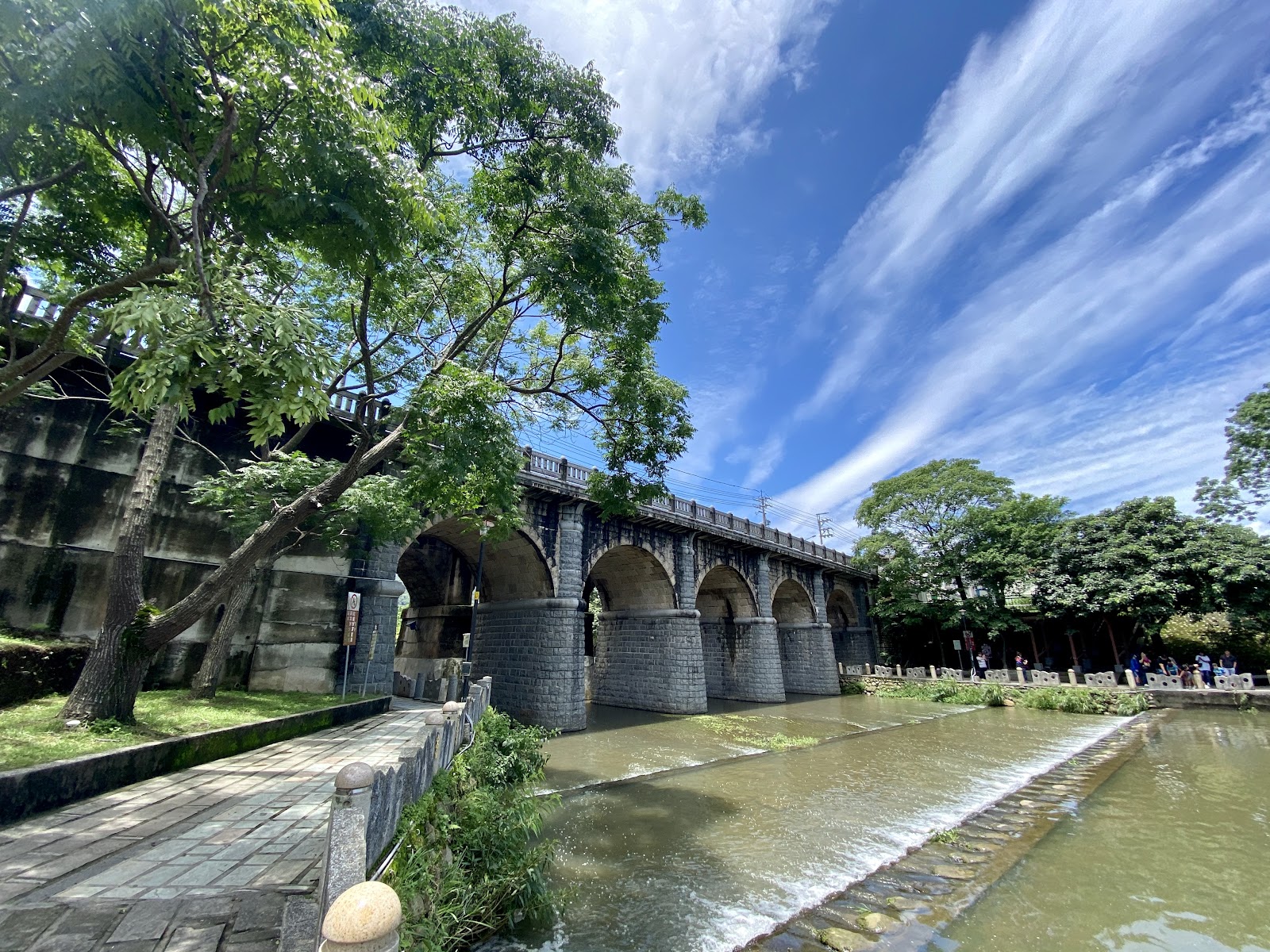 東安古橋石砌拱橋藍天白雲步道 新竹關西景點