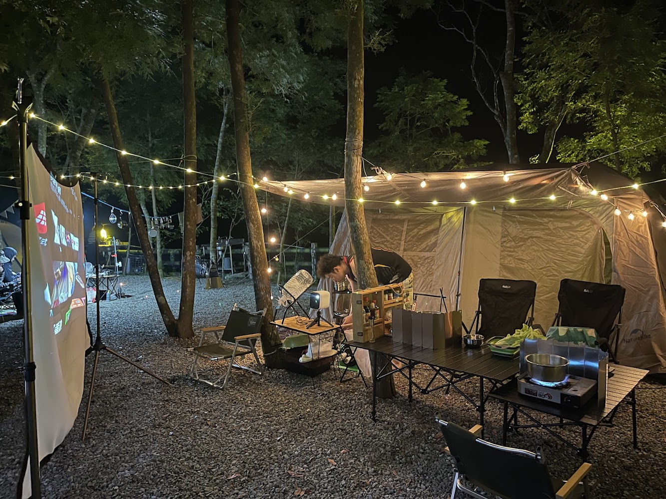 夜間露營帳篷投影與聚會空間