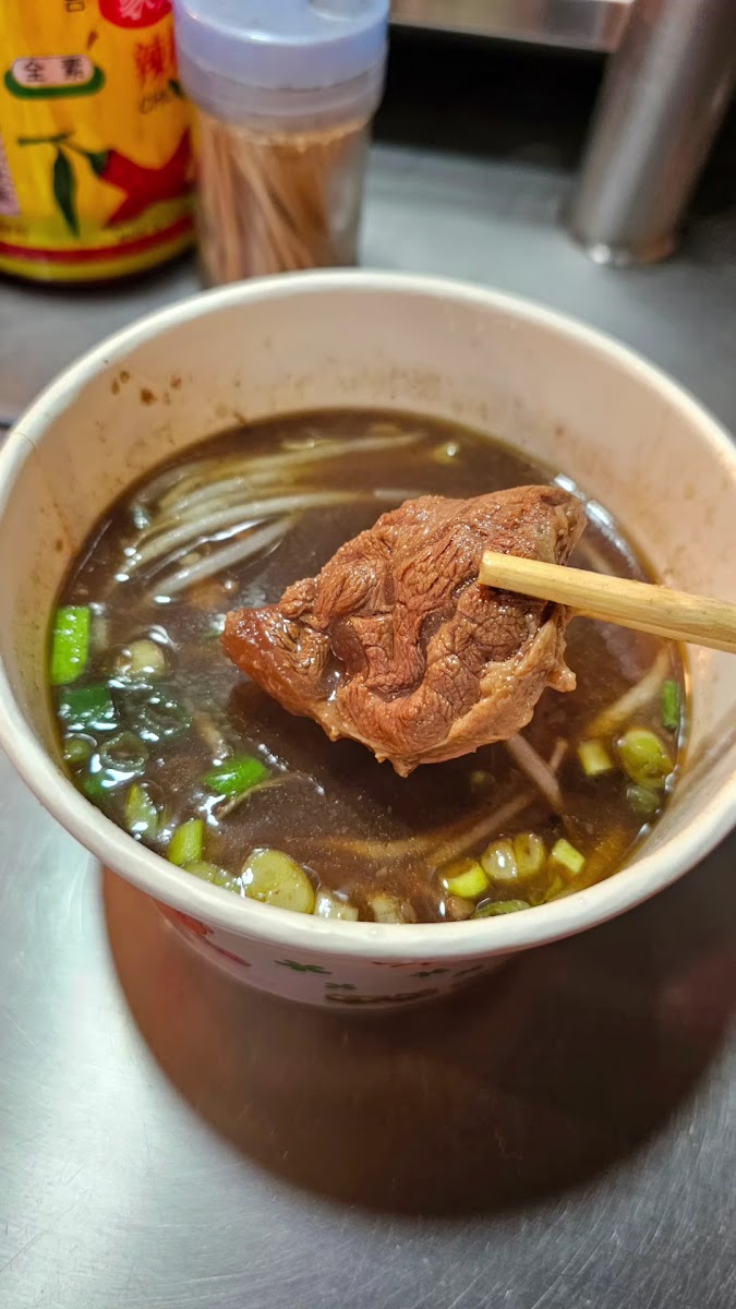 陳董藥燉排骨饒河夜市藥膳湯品筷子夾肉中藥香