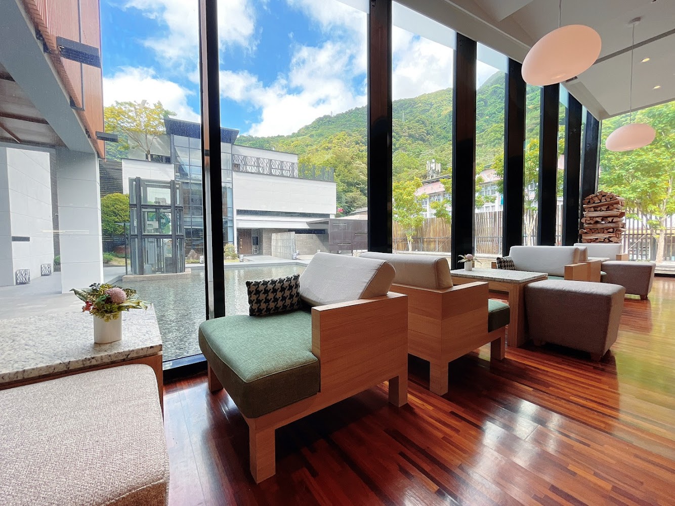 水硯茶屋室內大片窗景與舒適沙發