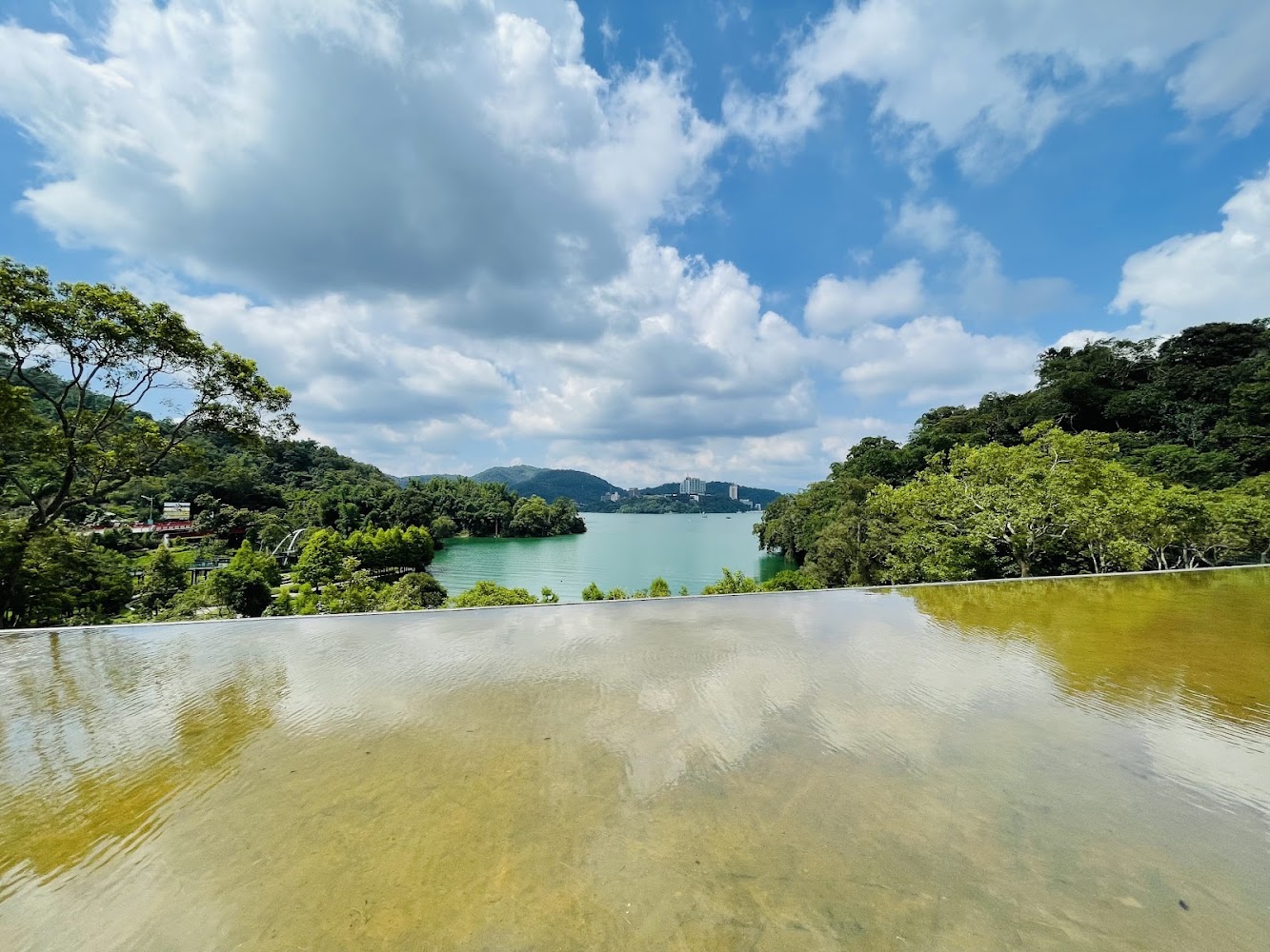 向山周邊水景與山林藍天