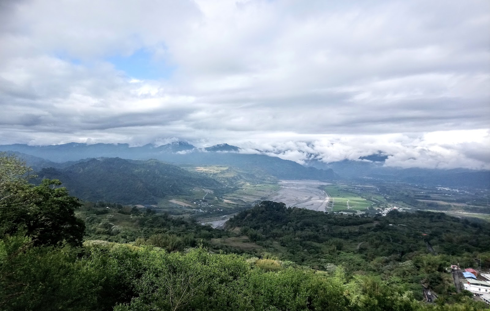 台東延平鄉山谷全景俯瞰，群山環繞雲霧繚繞