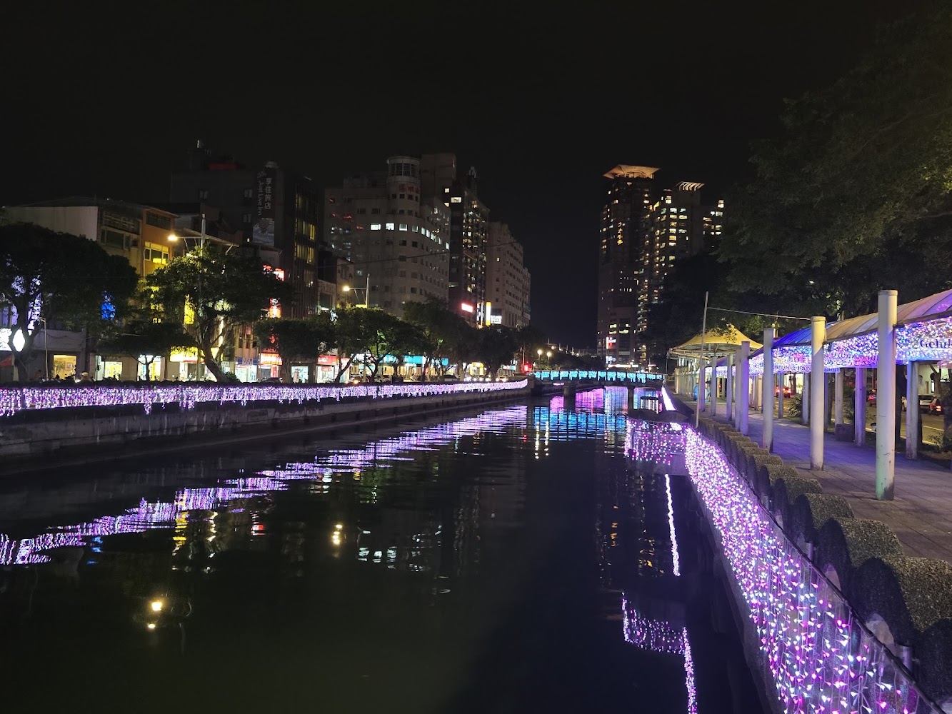 基隆夜晚河岸與燈光景色