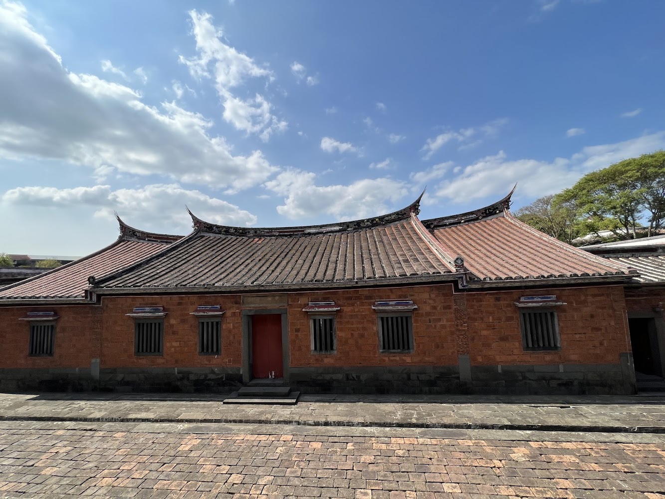 紅磚三合院建築與藍天