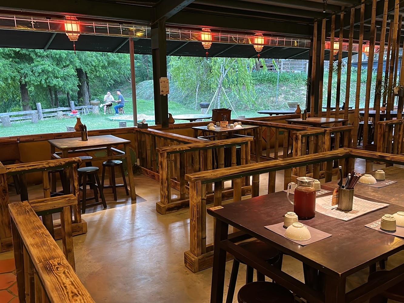 九羊廚木質用餐空間與窗外綠意