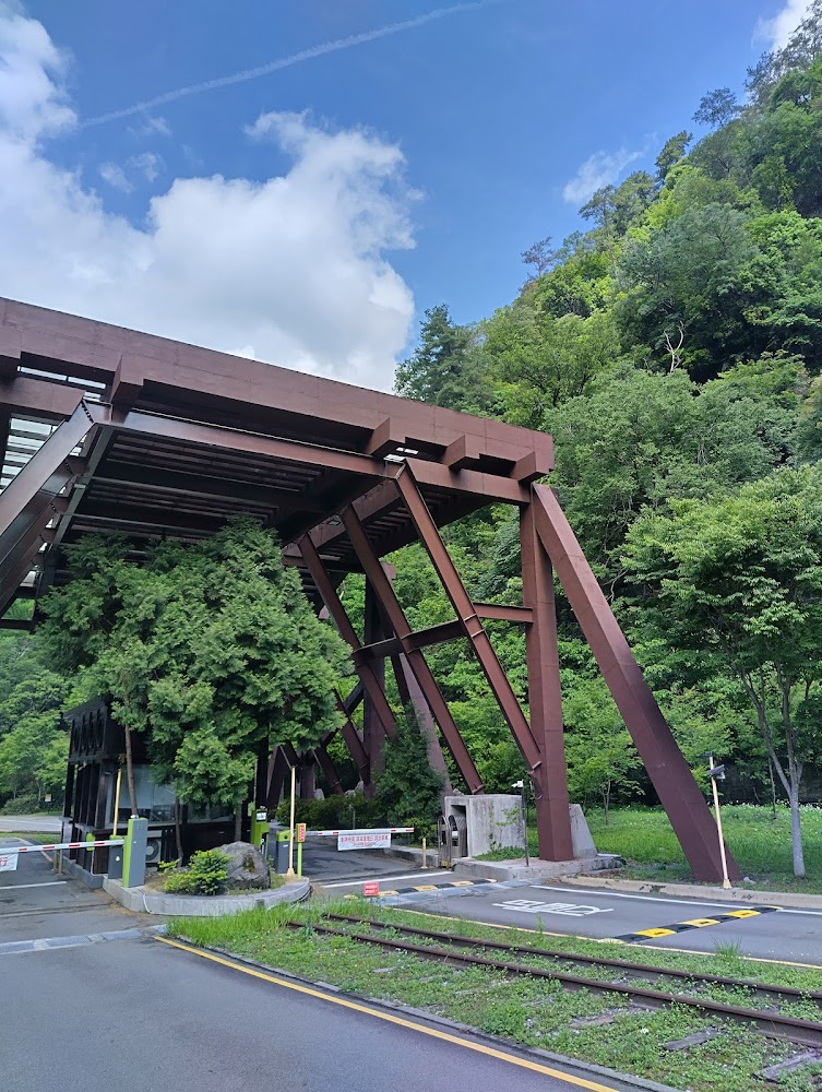 八仙山收費處周邊建築與軌道景色