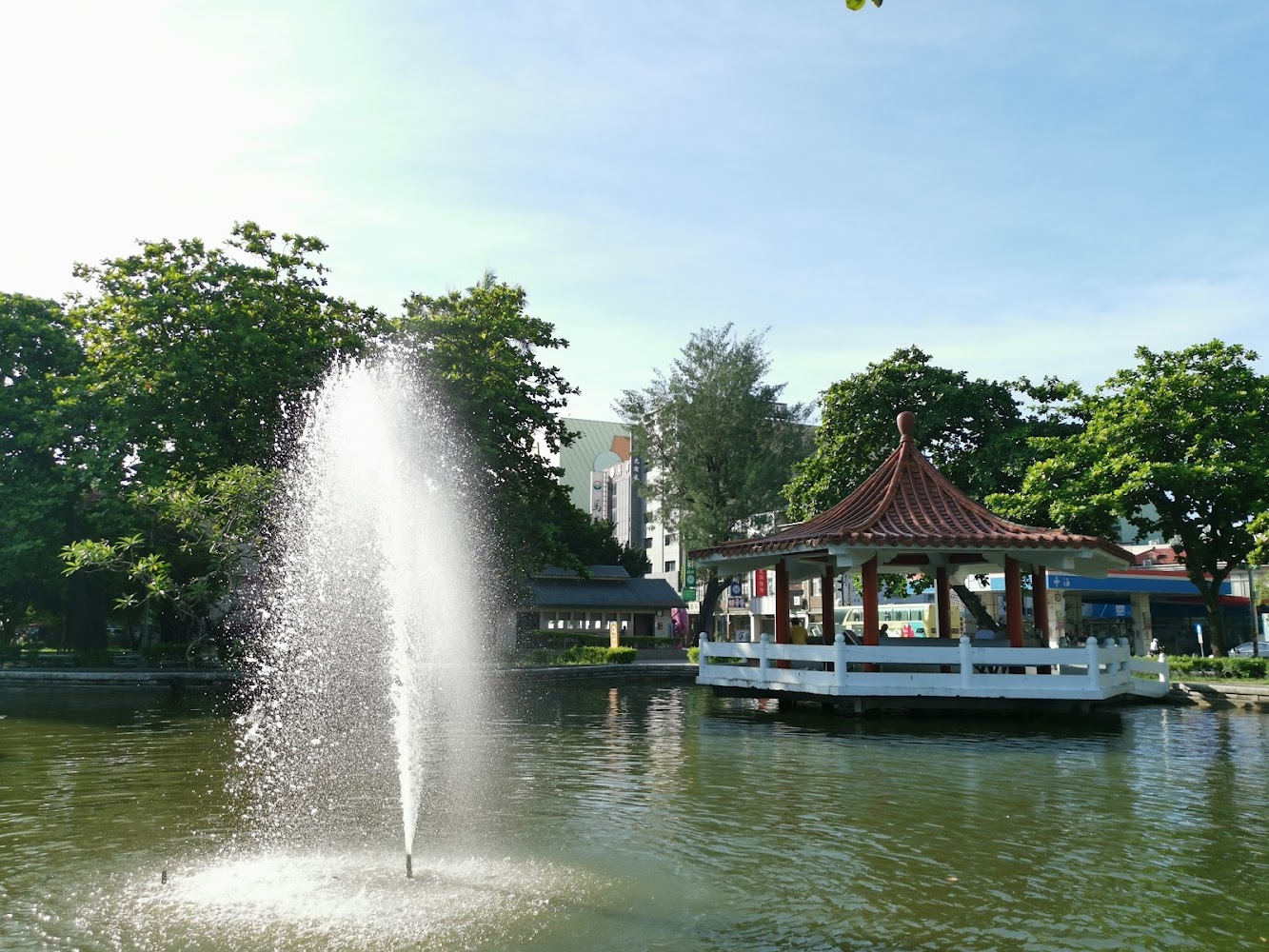 公園湖景噴泉與中式涼亭