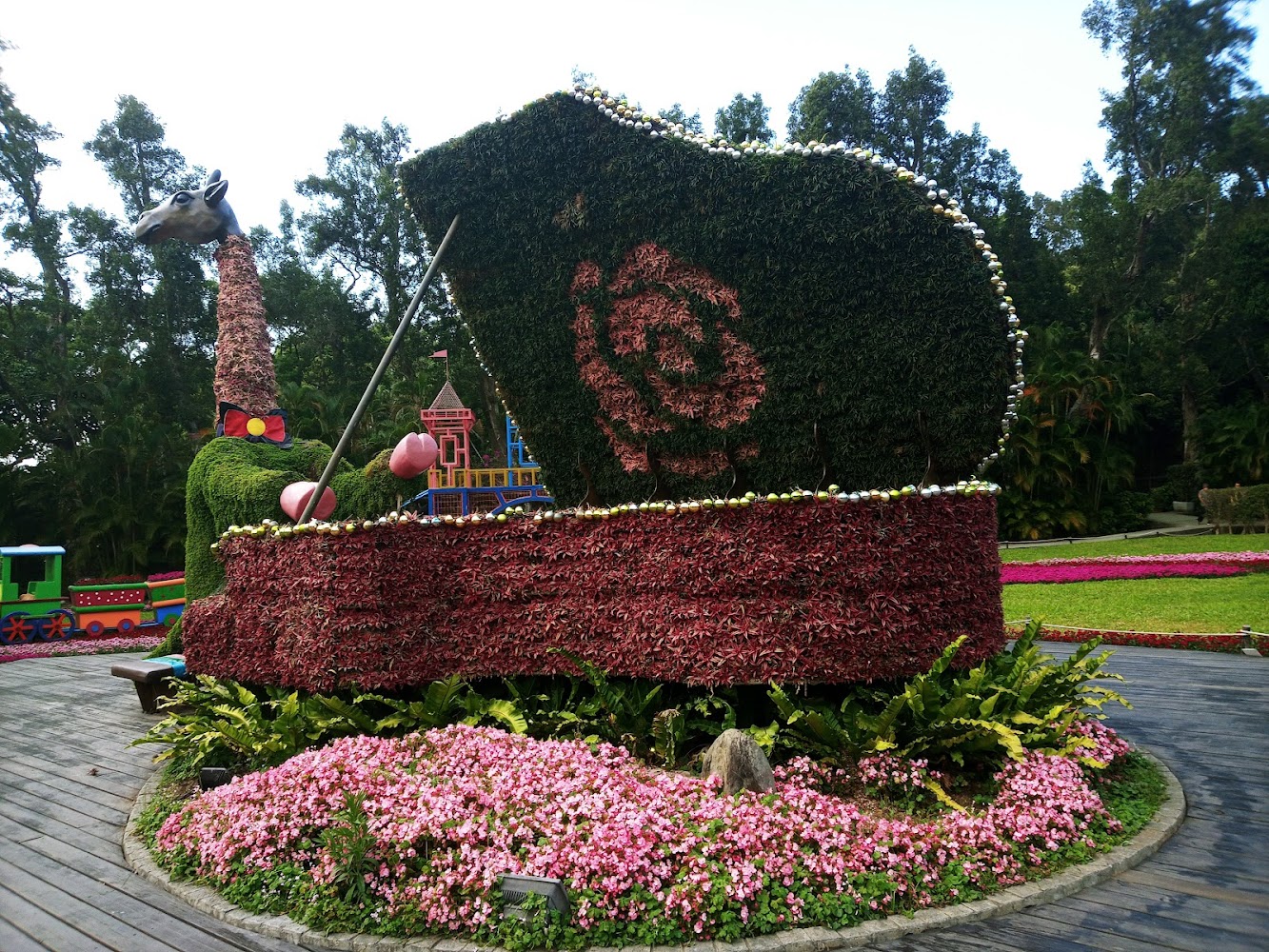 植物花卉立體鋼琴與長頸鹿造景