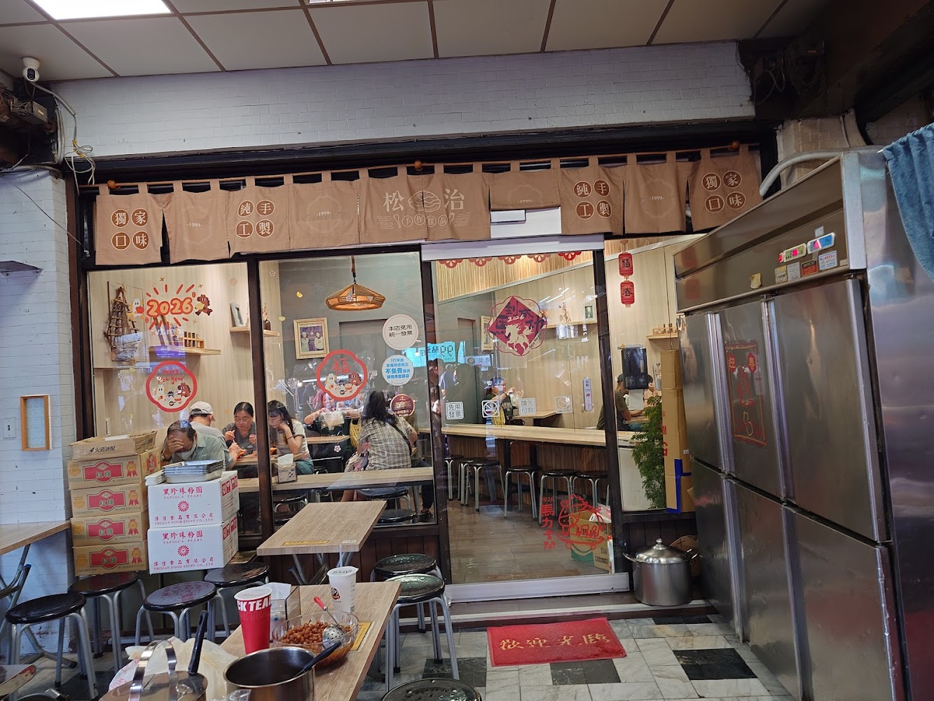 樂華夜市內用餐廳人潮與台灣小吃店氛圍