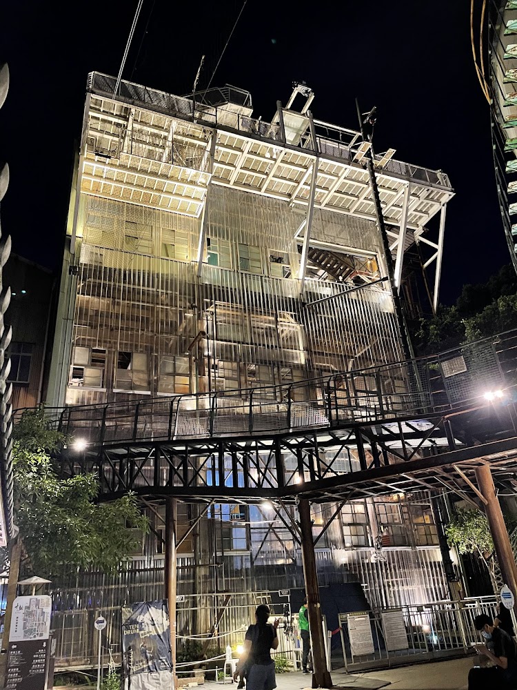 十鼓文創園區夜間工業風建築與參觀民眾