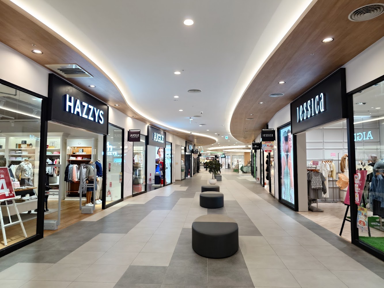 台南三井 Outlet 室內品牌走廊
