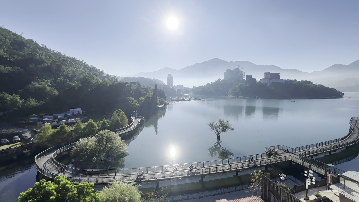 日月潭湖景步道與自行車道風景