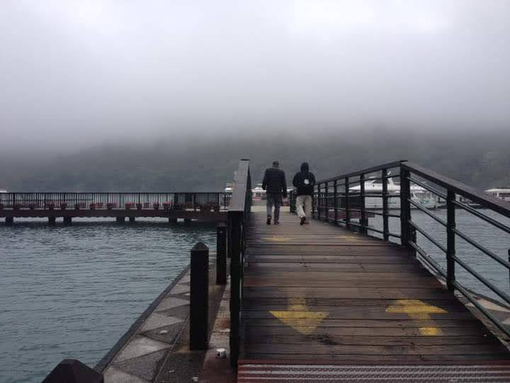 湖邊木棧道與遊客散步