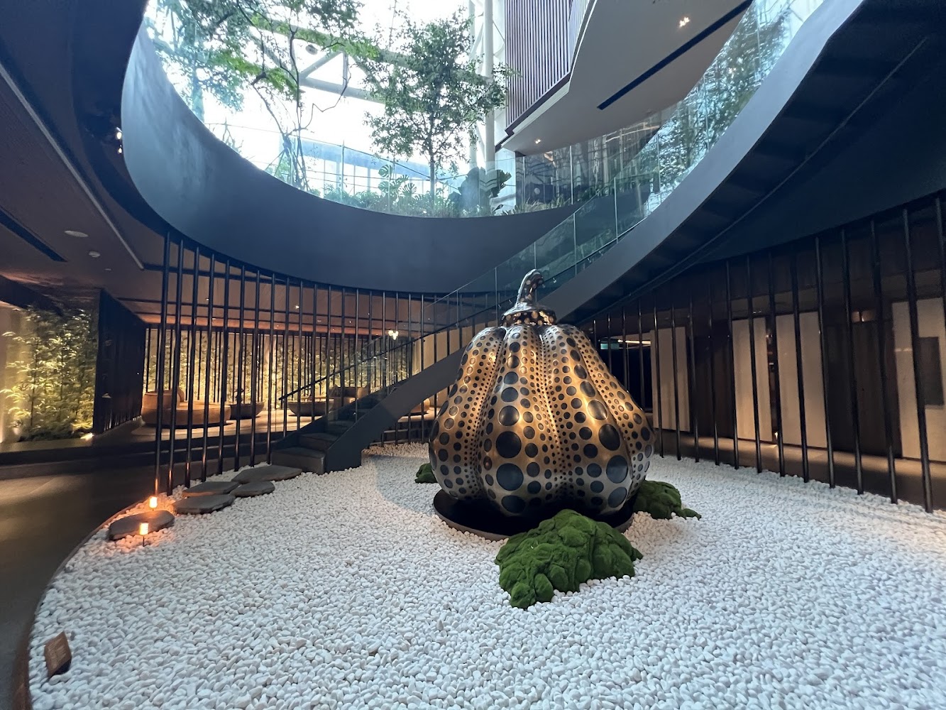 漢來日月行館室內南瓜雕塑與天窗綠意