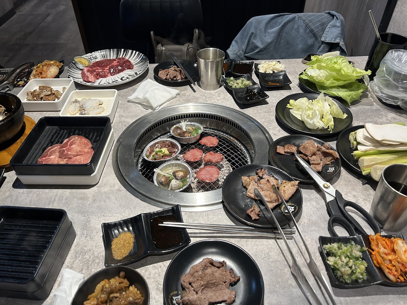 肉次方燒肉放題中壢元化店韓式風桌面多盤生肉與烤爐
