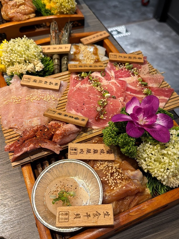 川三上選燒肉中壢店多款肉品海鮮套餐展示