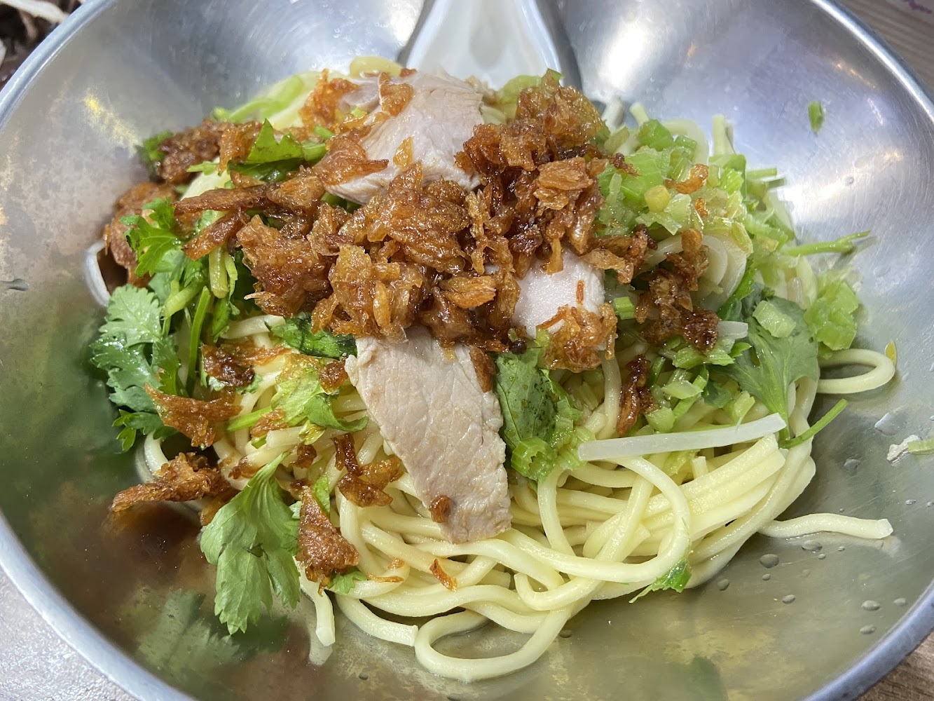 老巷小館乾拌麵搭配油蔥酥與燒肉