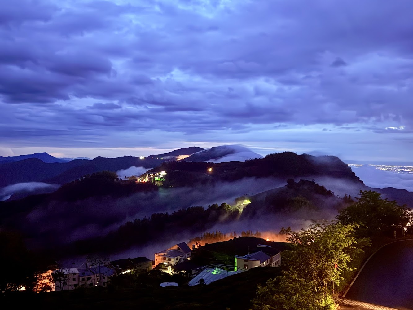 石棹夜景與雲霧
