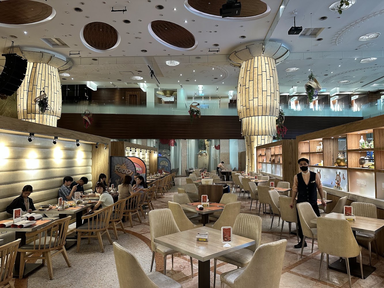豐 FOOD 室內用餐區