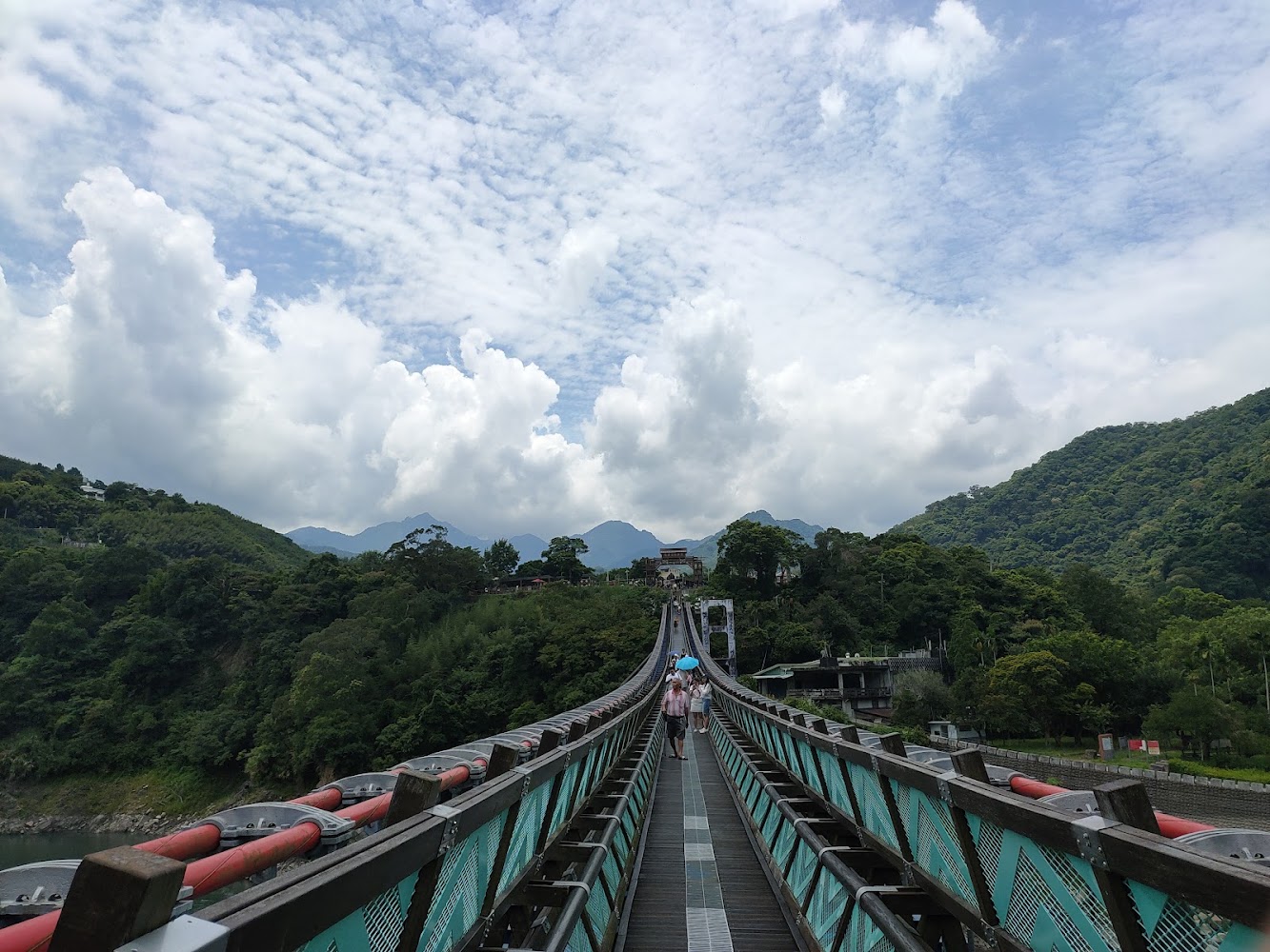 行人走在新溪口吊橋上與周圍山林景觀