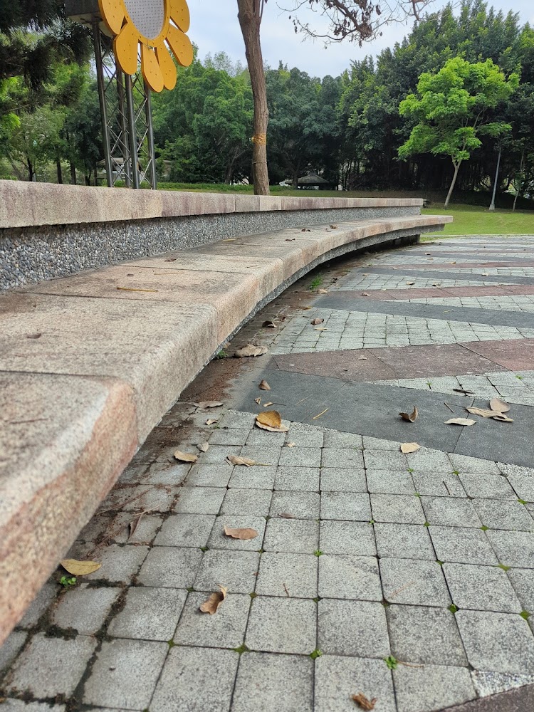音樂水舞燈光秀周邊公園石椅與裝置藝術