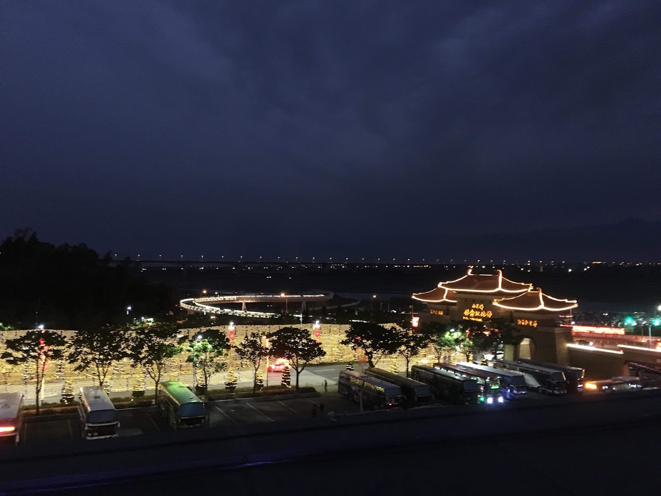 夜晚燈飾傳統建築入口
