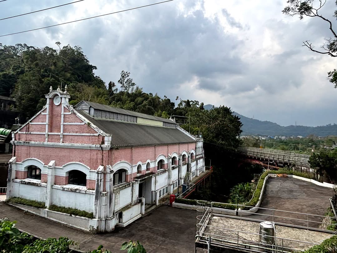 小粗坑發電廠紅磚白邊老建築