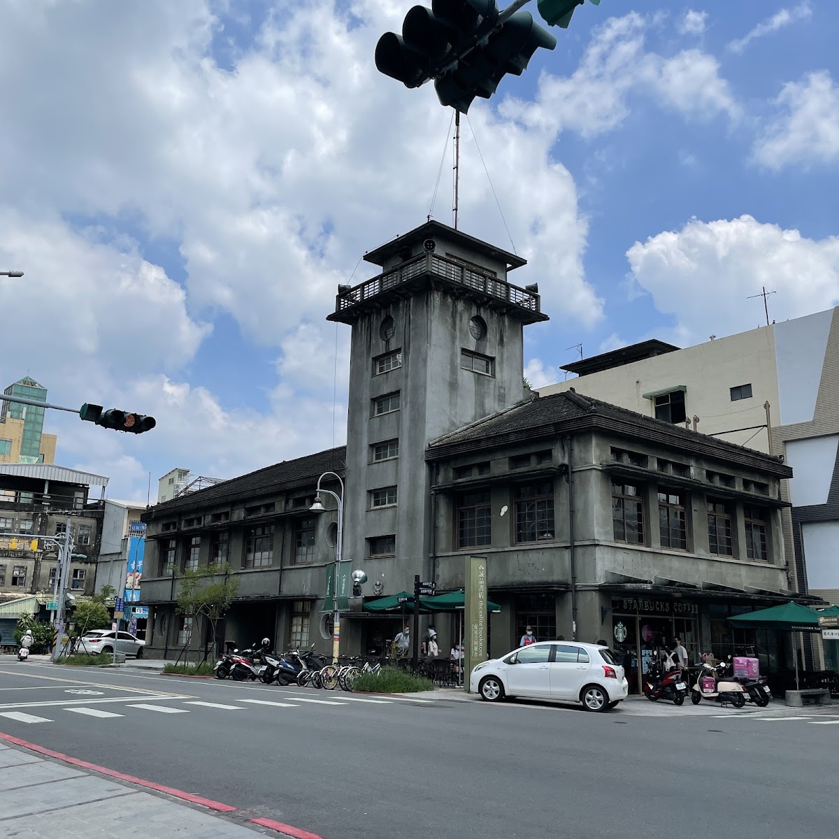虎尾合同庭舍正面全景，一樓現為星巴克和啦店