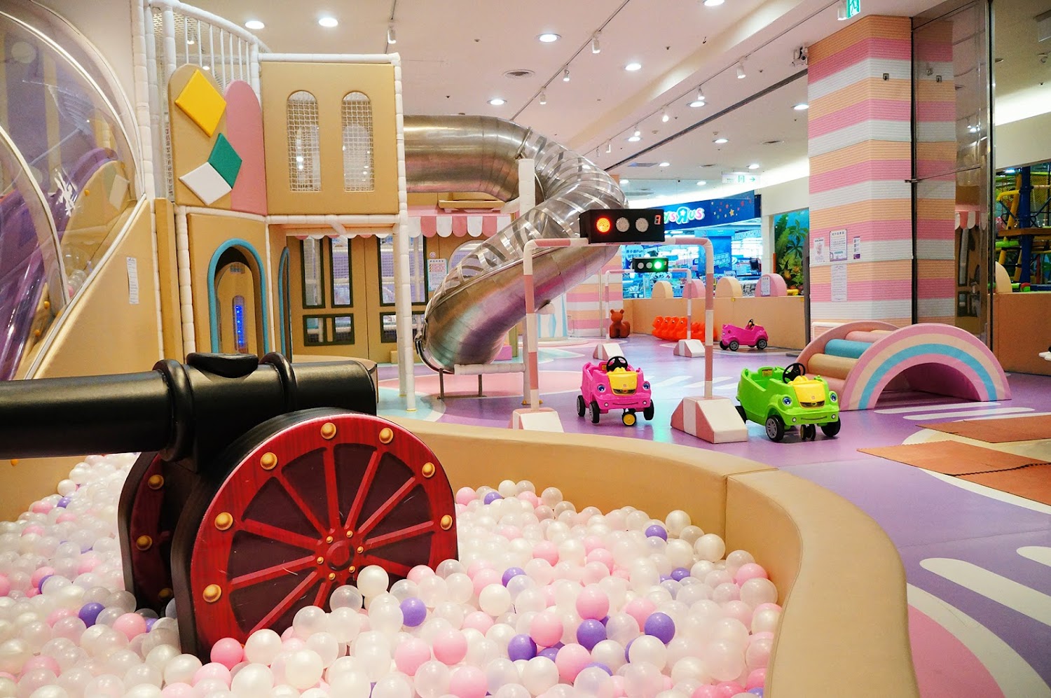 建築樂園HIGH5 中和環球館球池與滑梯