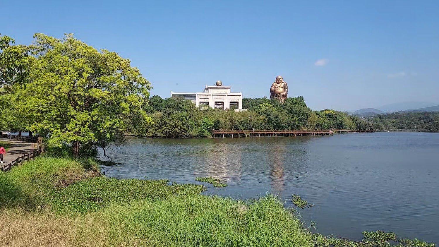 峨眉湖湖畔步道與遠方彌勒佛寺景
