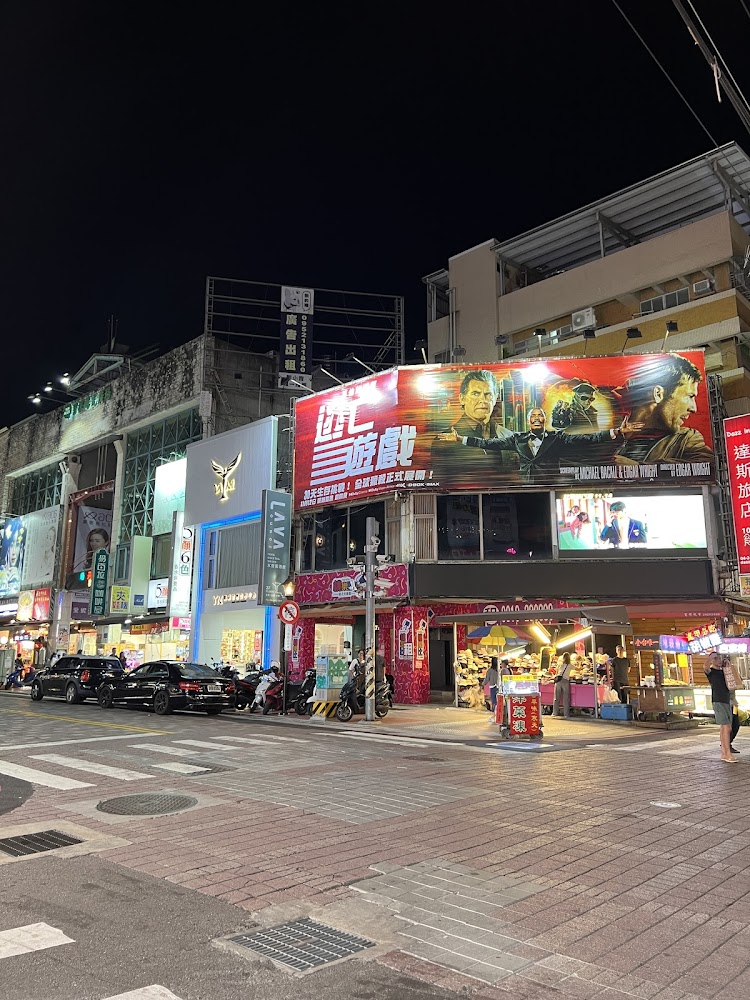 逢甲周邊繁華夜景街道與商店