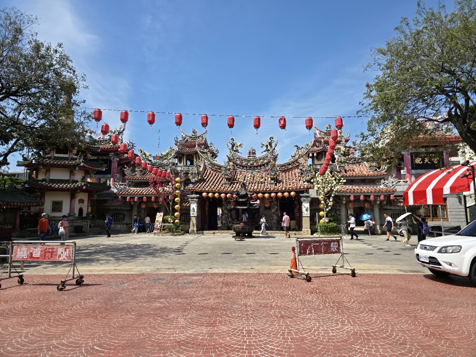 配天宮廣場全景,燈籠高懸,紅磚廣場香火繚繞