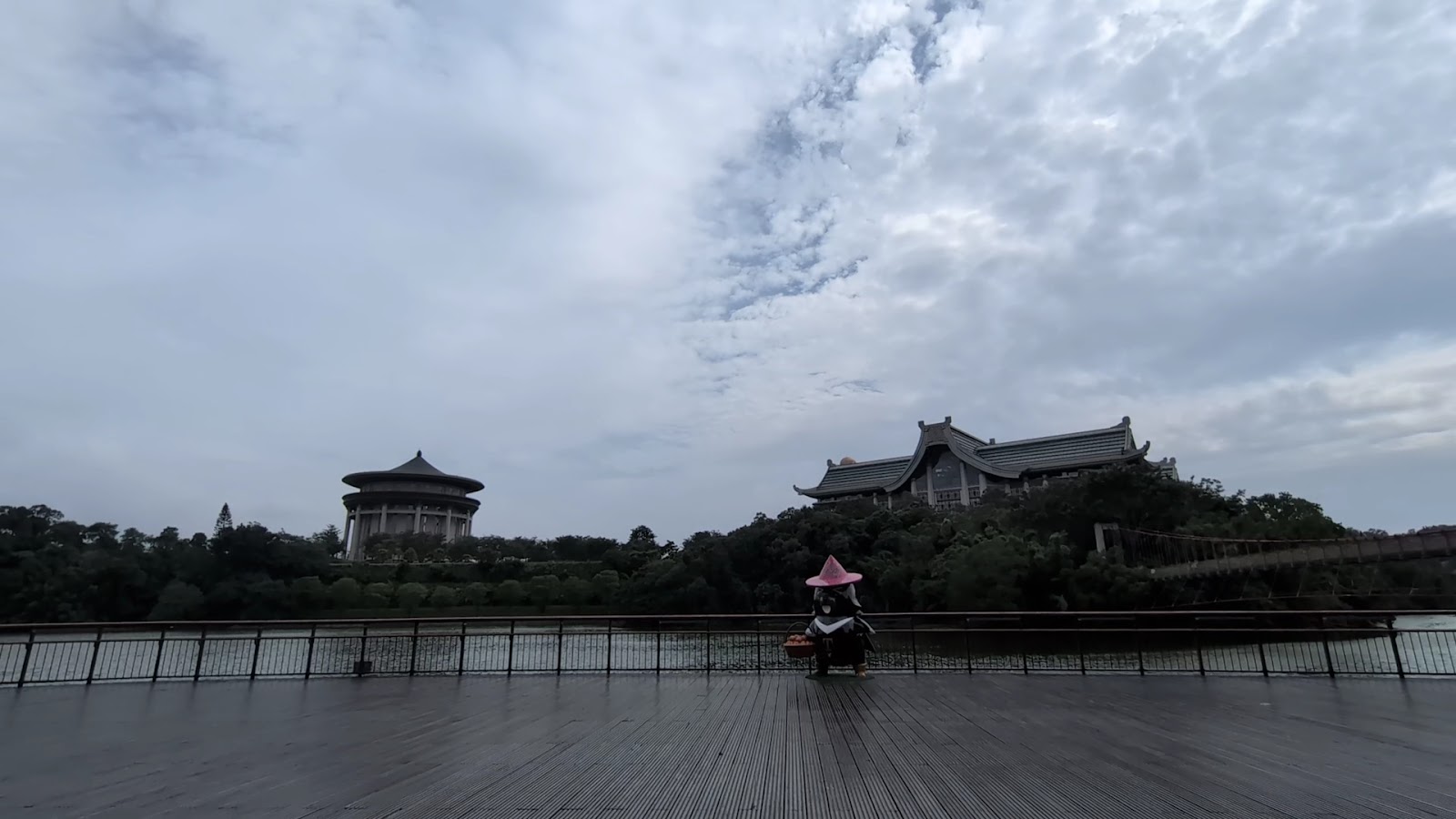 彌勒佛院環湖木棧道,湖光山色盡收眼底