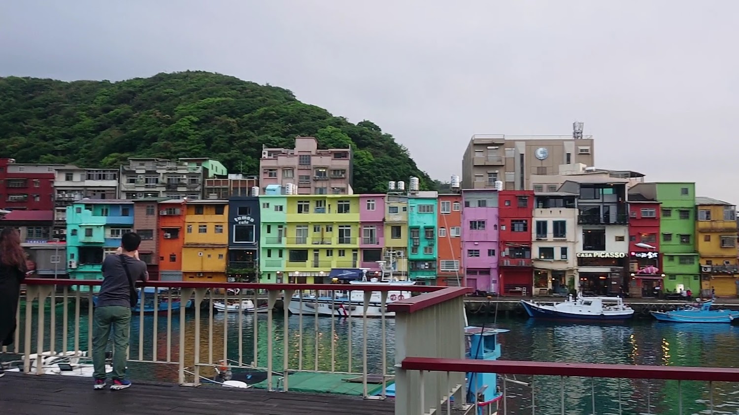 正濱漁港觀景台前景遊客欣賞彩色屋