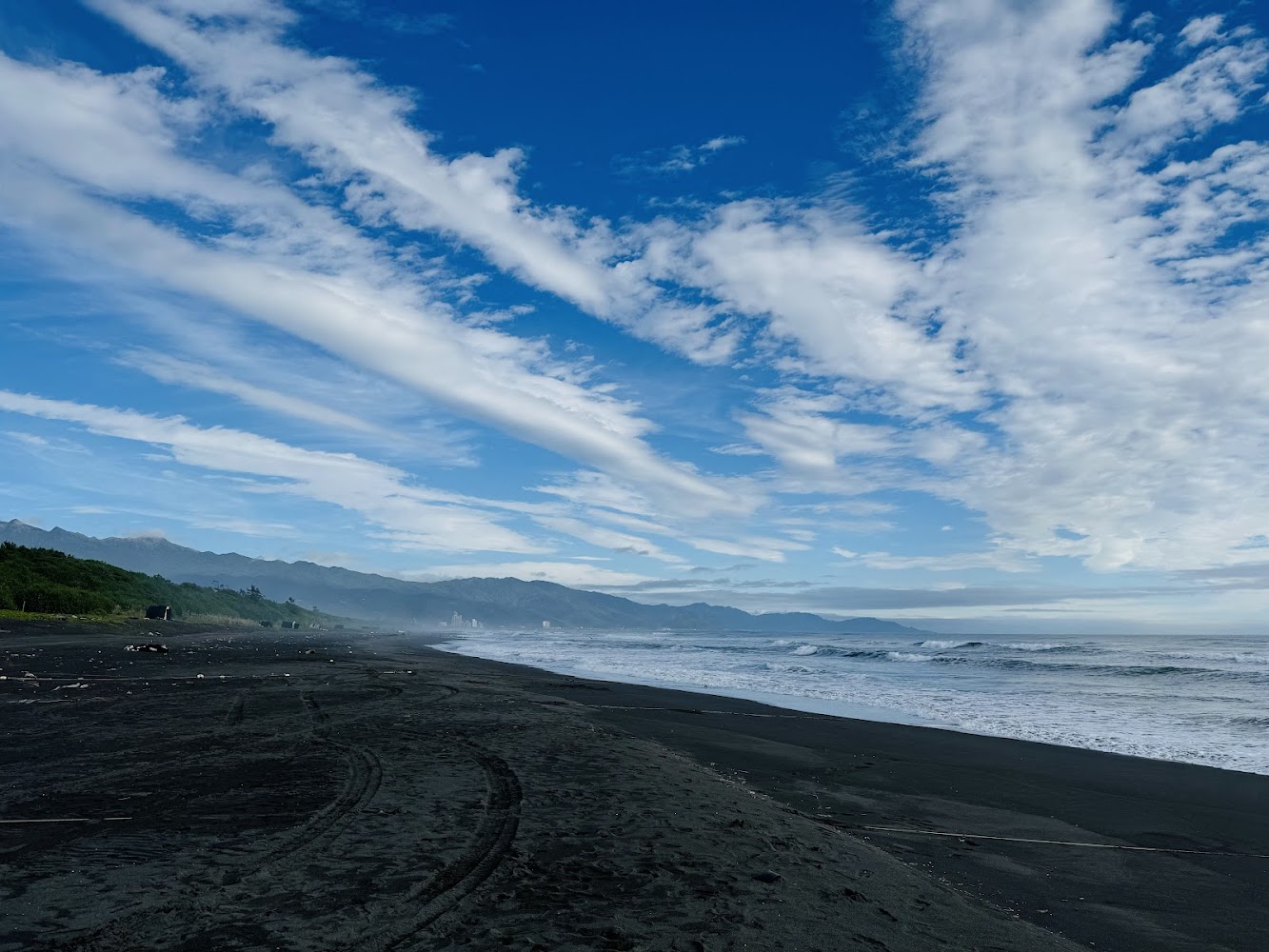 龜山島日出海灘黑沙與海浪