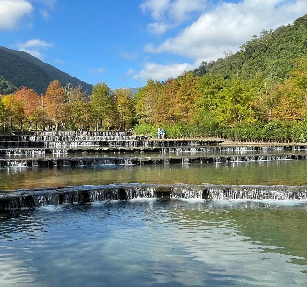 三層坪多層階梯狀水池與秋色樹景