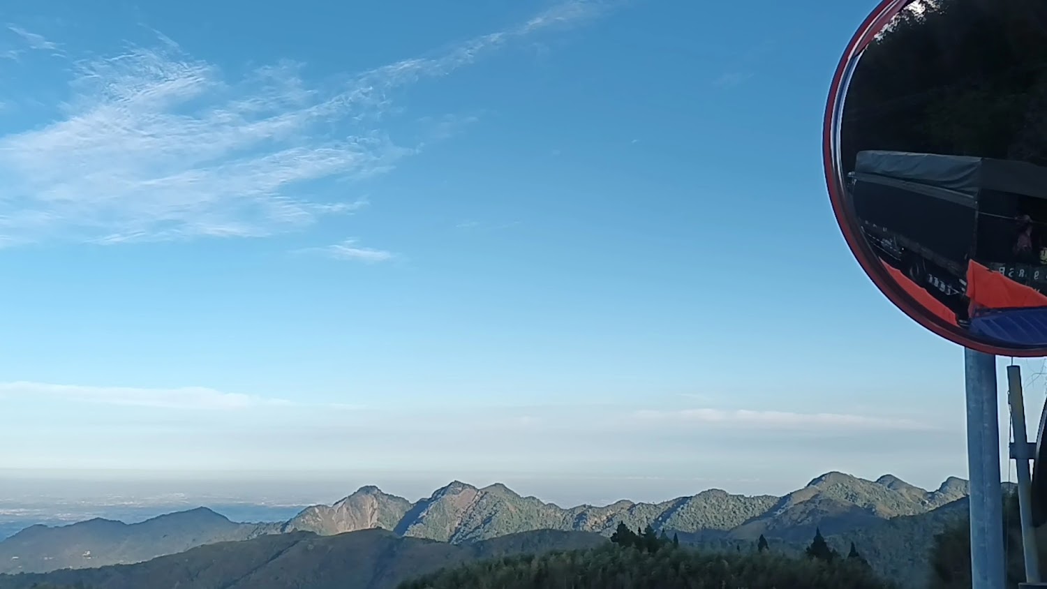 淵明居客棧周邊山景與藍天白雲