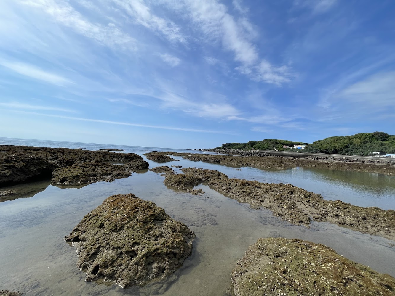 麟山鼻沙灘區藍天海岸與潮間帶岩石