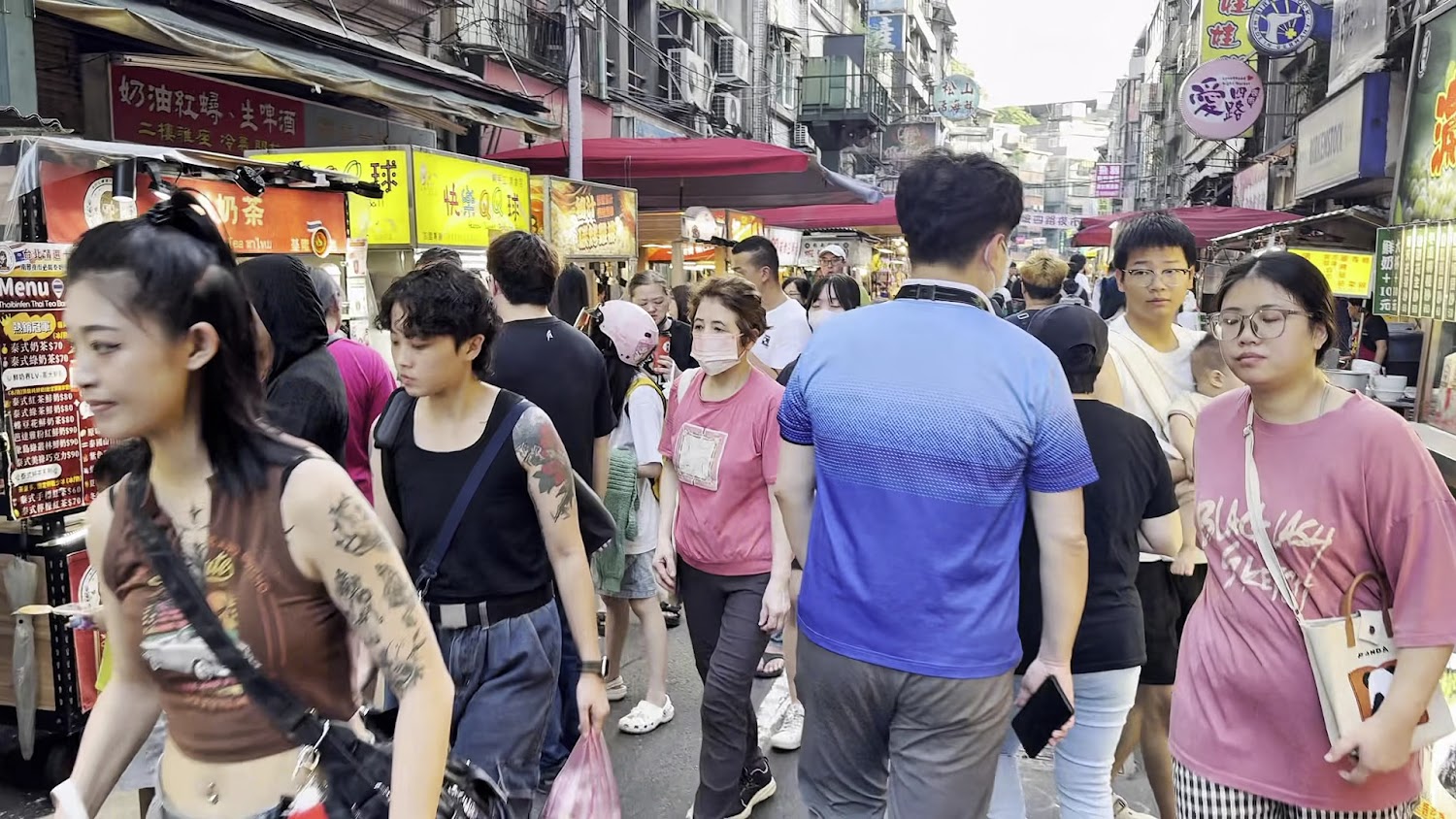 熱鬧的基隆夜市街道與密集人潮
