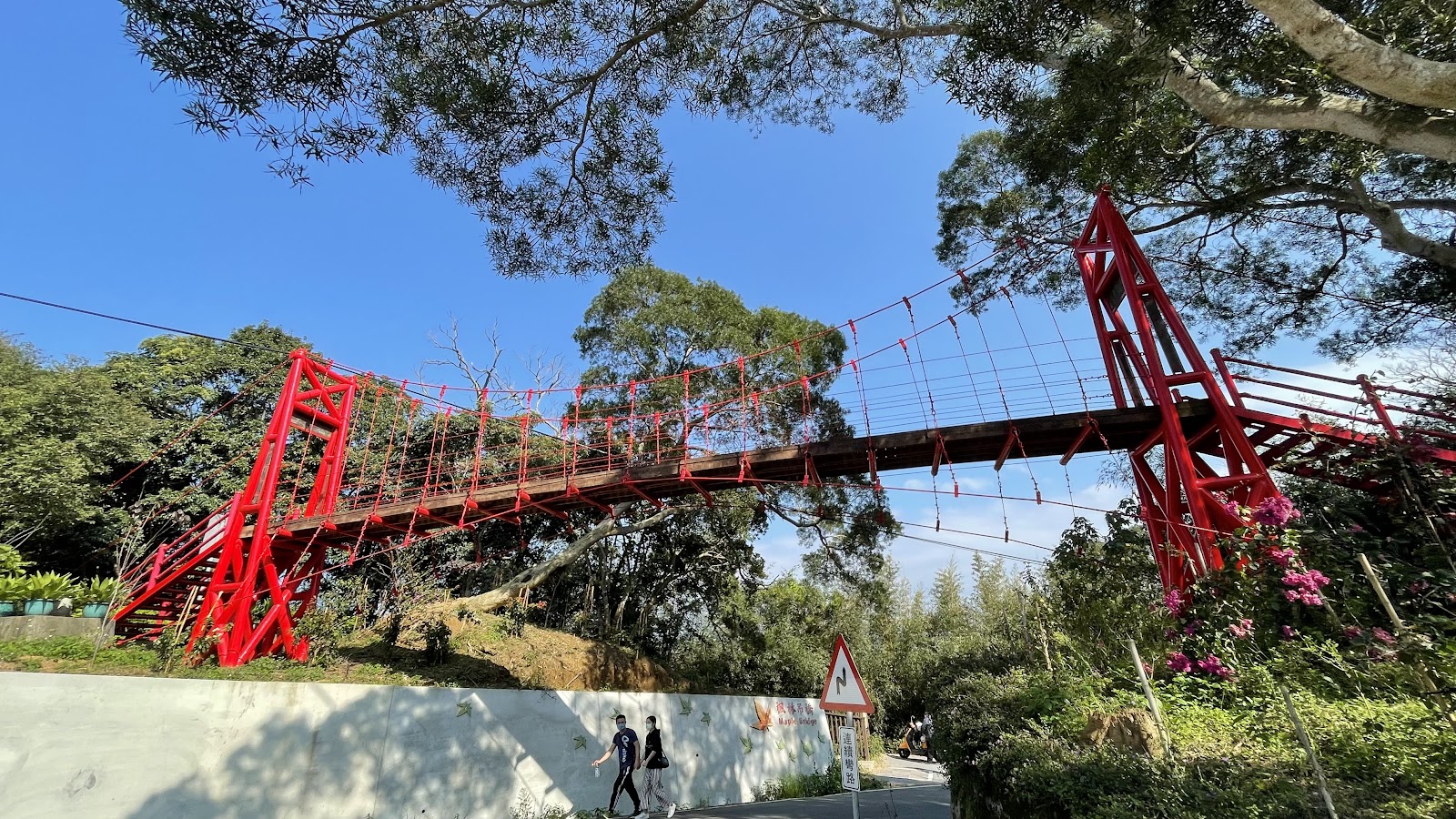 苗栗頭份楓林吊橋紅色鋼骨吊橋仰望視角藍天背景