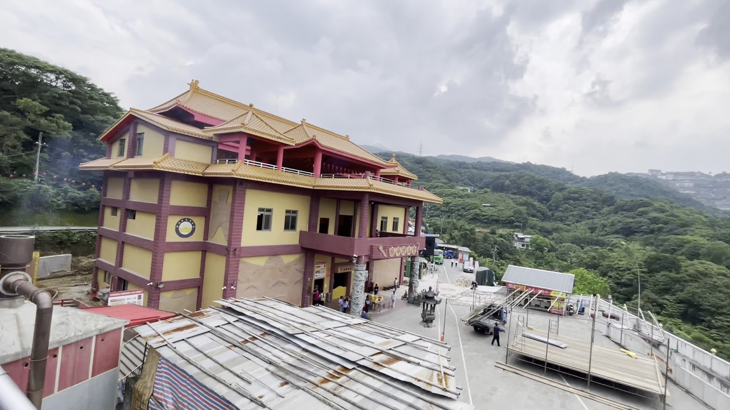 廟宇建築與廣場全景