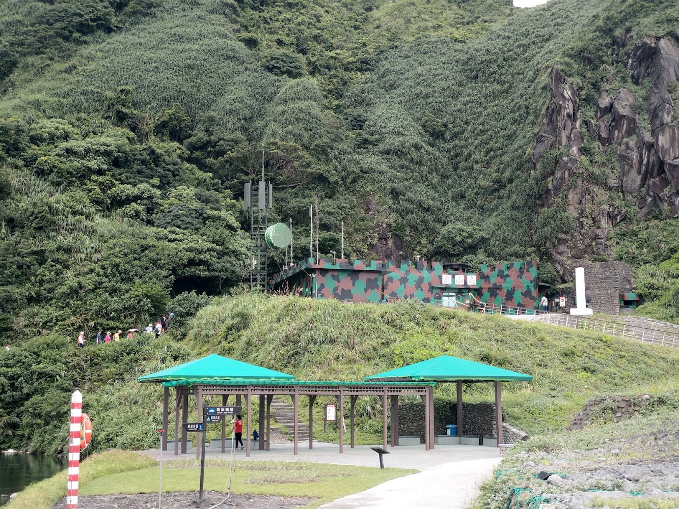山坡上的迷彩軍事建築與休息區