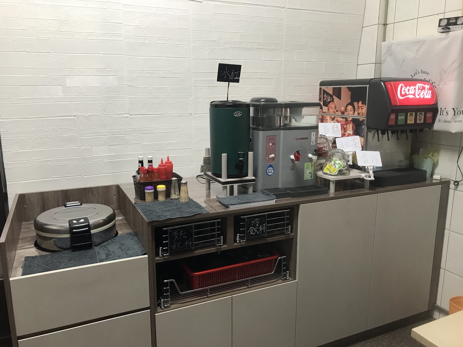 馥香牛排清水店內飲料吧台，可樂機與調味架整齊排列